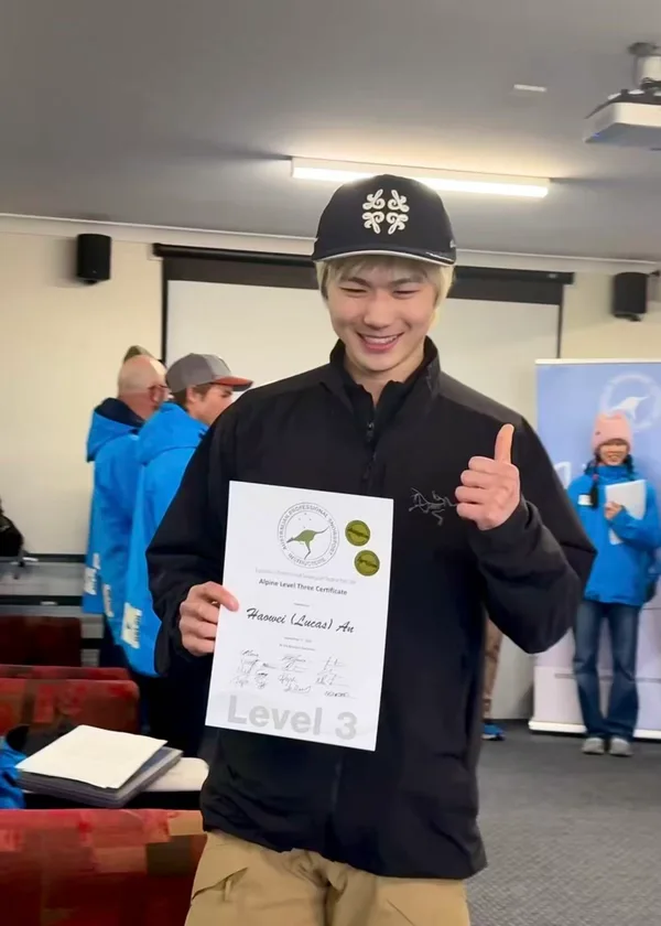 FUYU ski coach Lucas