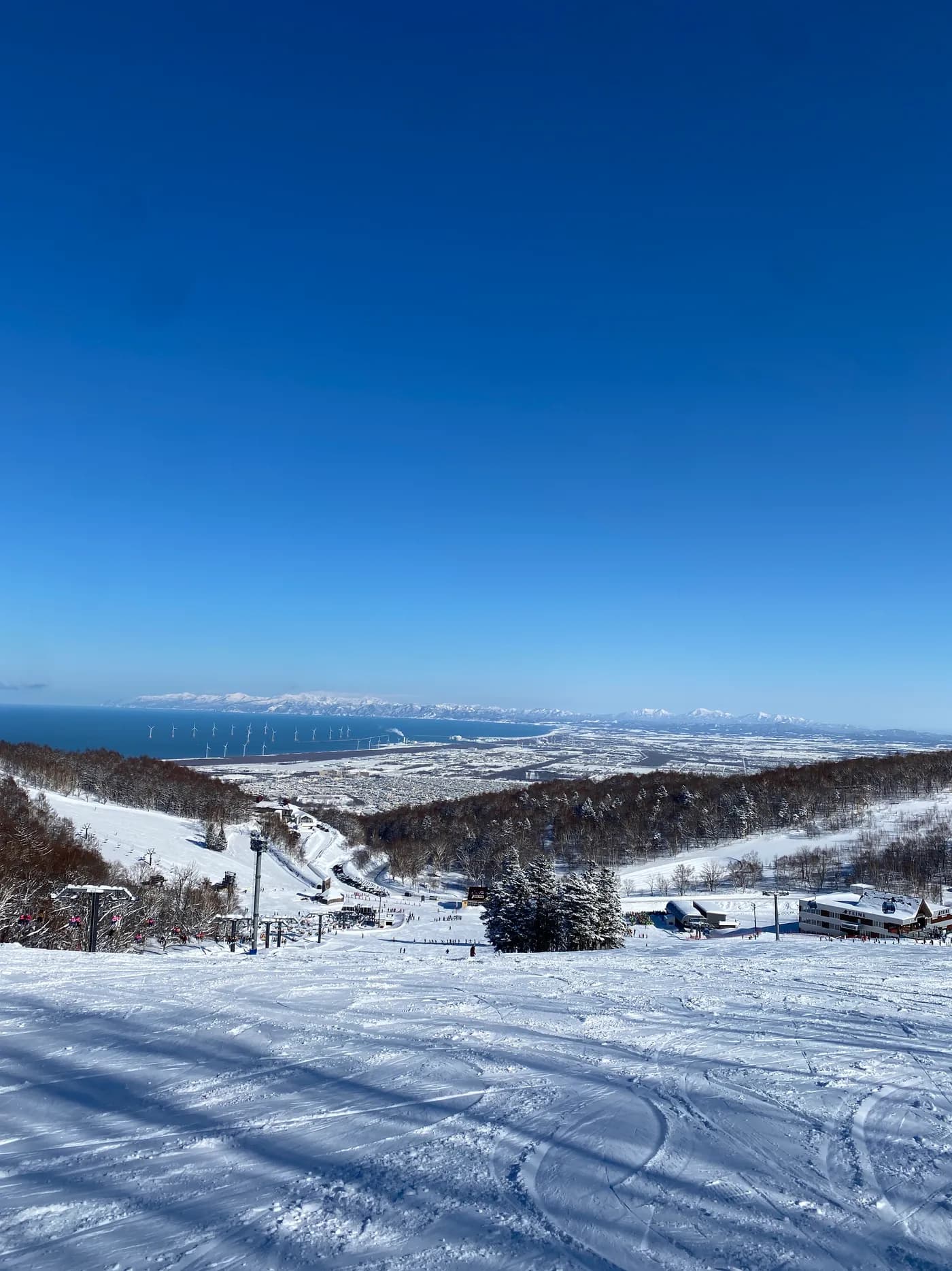 手稻雪場的雪道，遠方是石狩灣與札幌市區