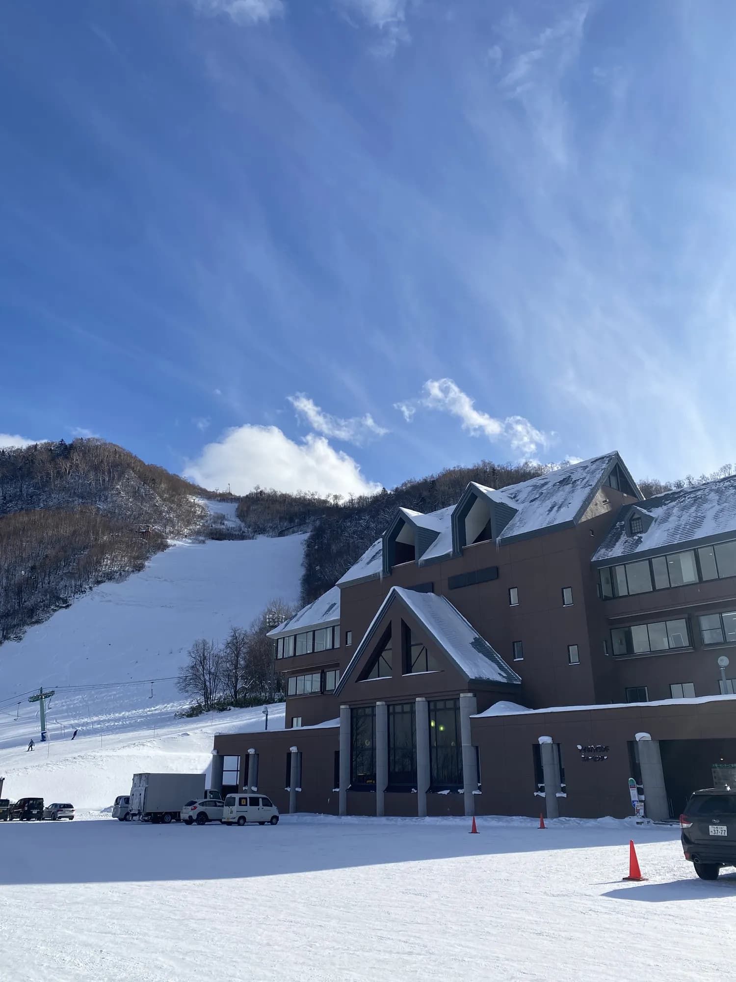 手稻雪場的滑雪中心建築與旁邊的雪道、纜車