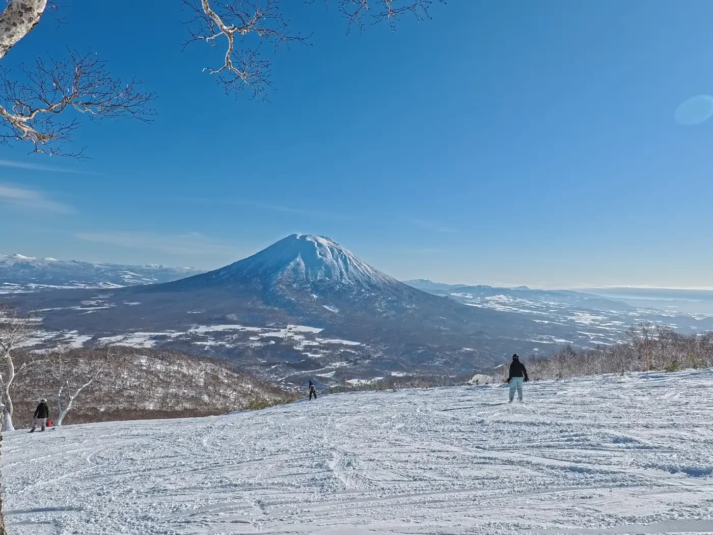二世谷壓雪雪道向下延伸,正前方是羊蹄山
