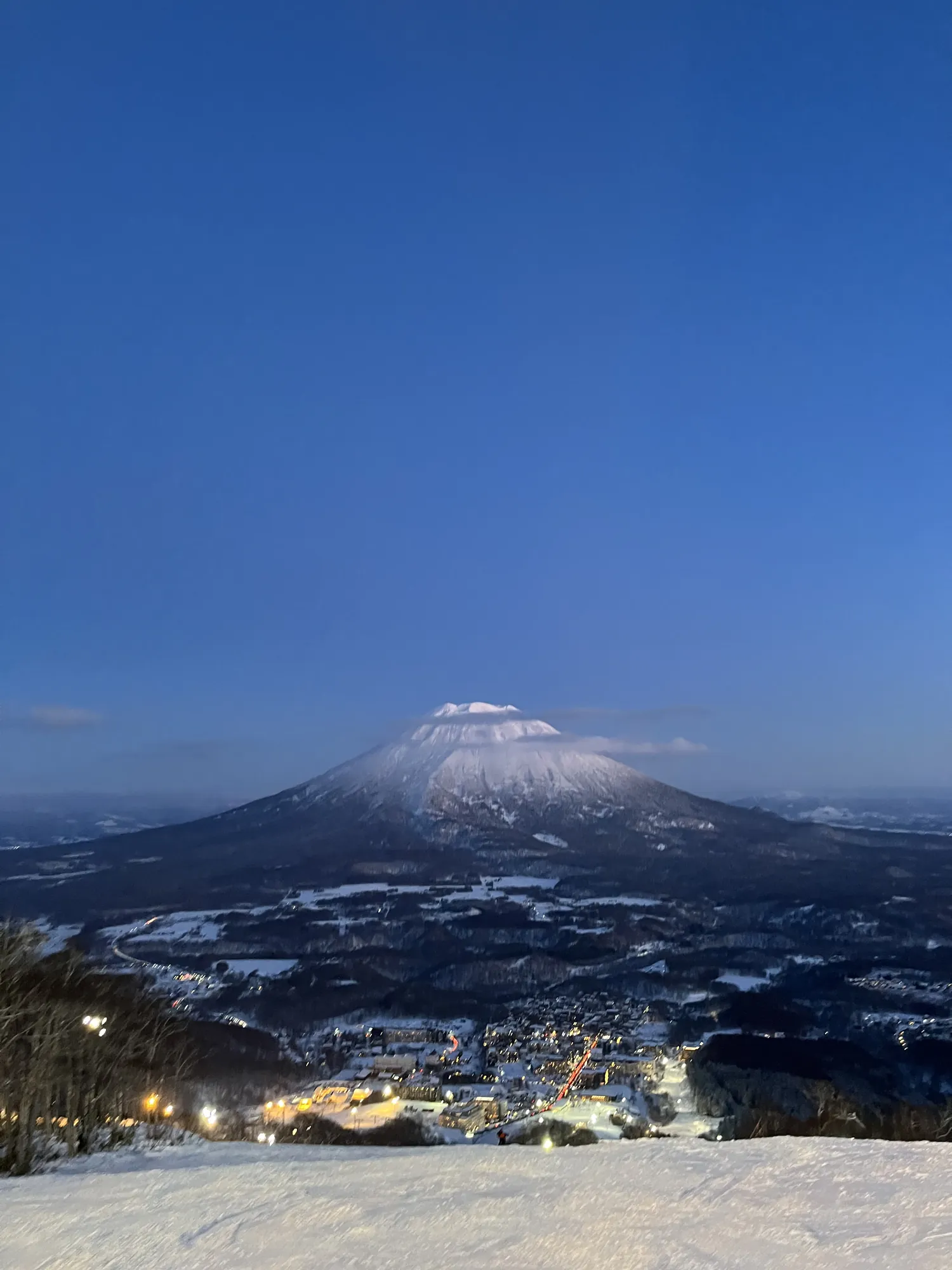 二世谷暮色中的羊蹄山,山腳是比羅夫聚落的燈火與雪道