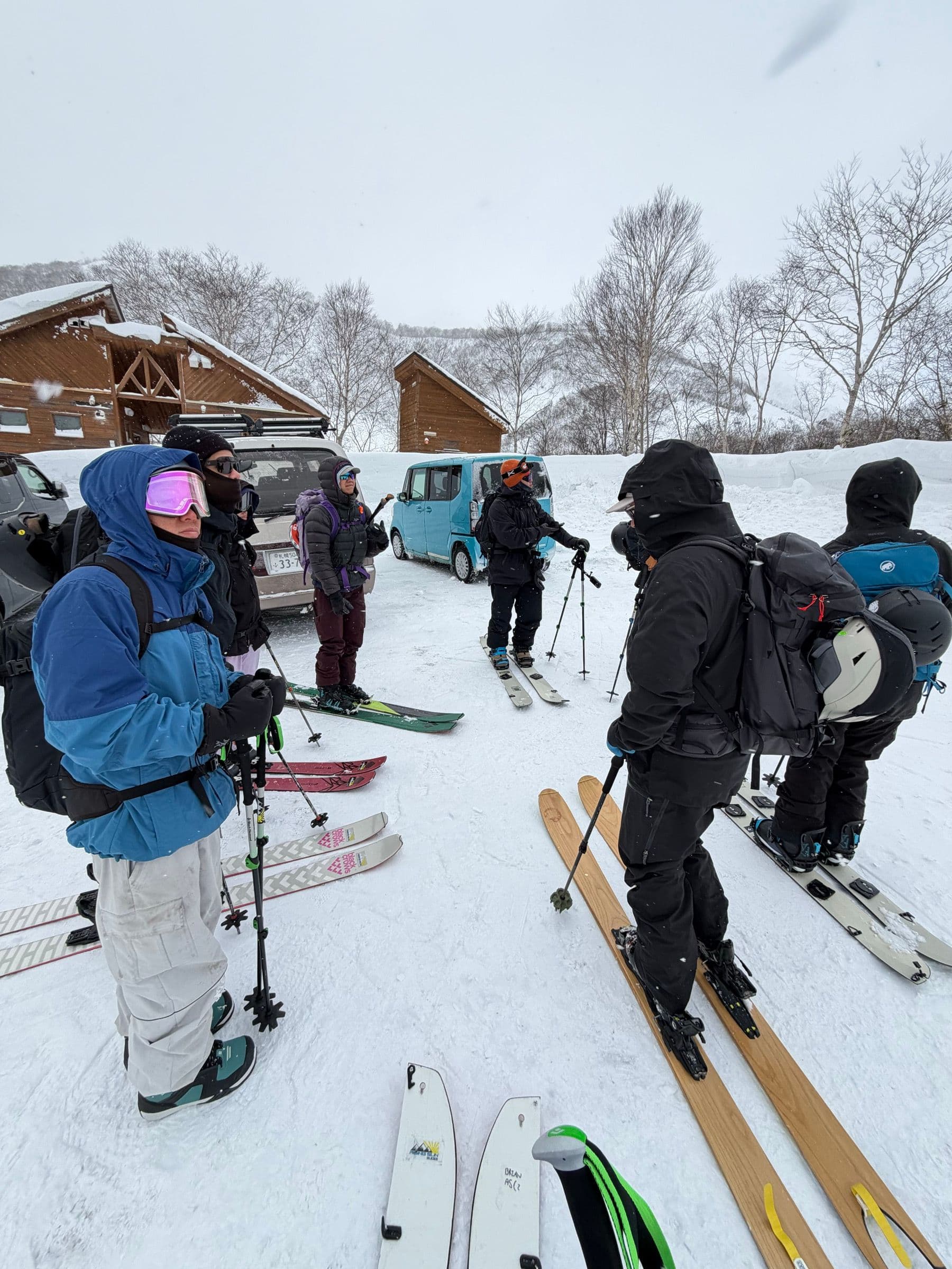 出發前在雪場停車場集合,一群人穿好登山滑雪板與背包,聽嚮導說明當天路線