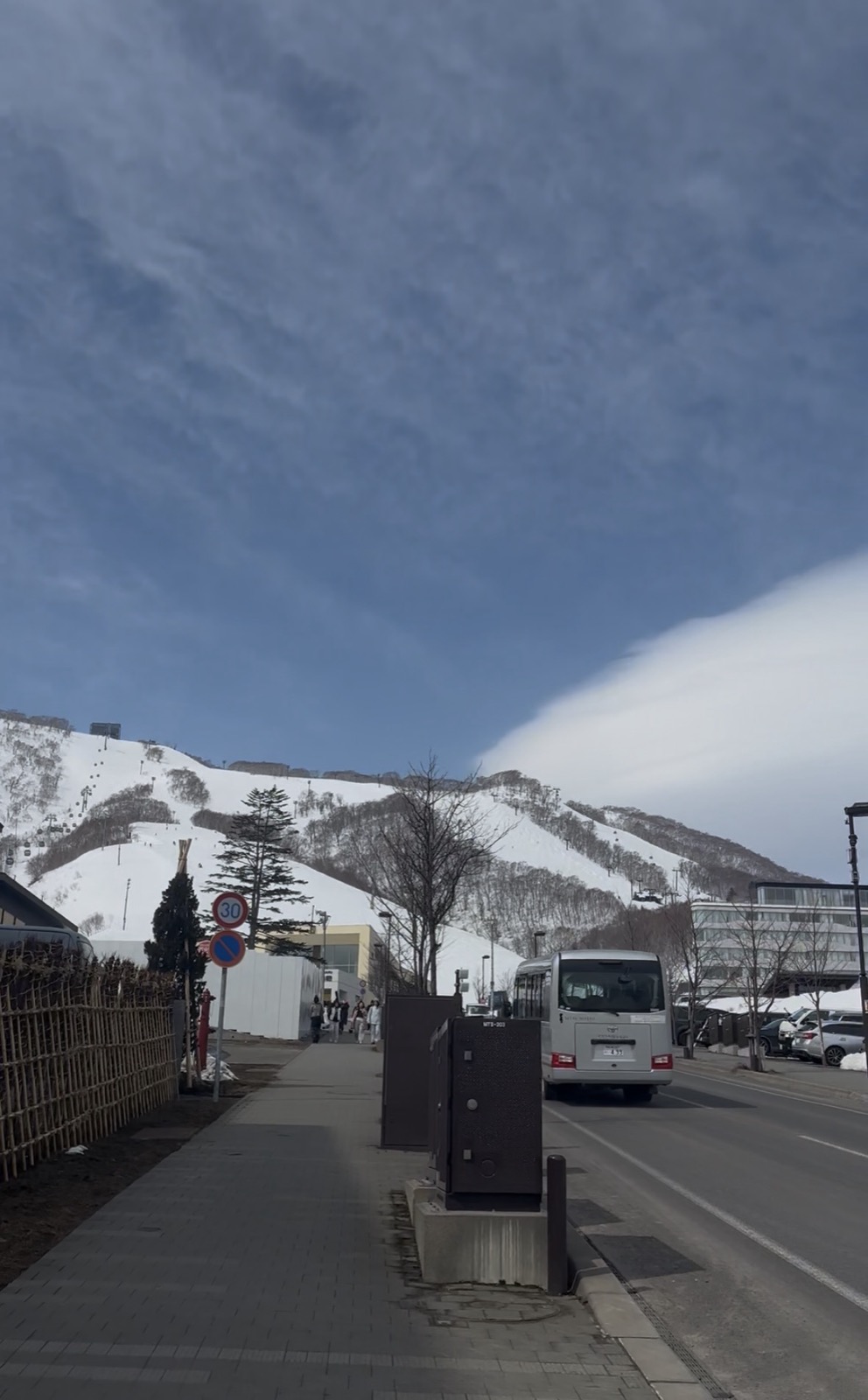 接駁巴士行駛在晴朗雪山公路上
