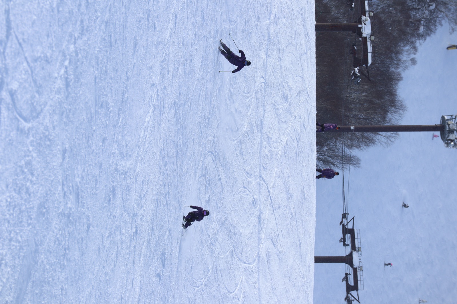 淡季雪場人潮較少,雪道視野清晰
