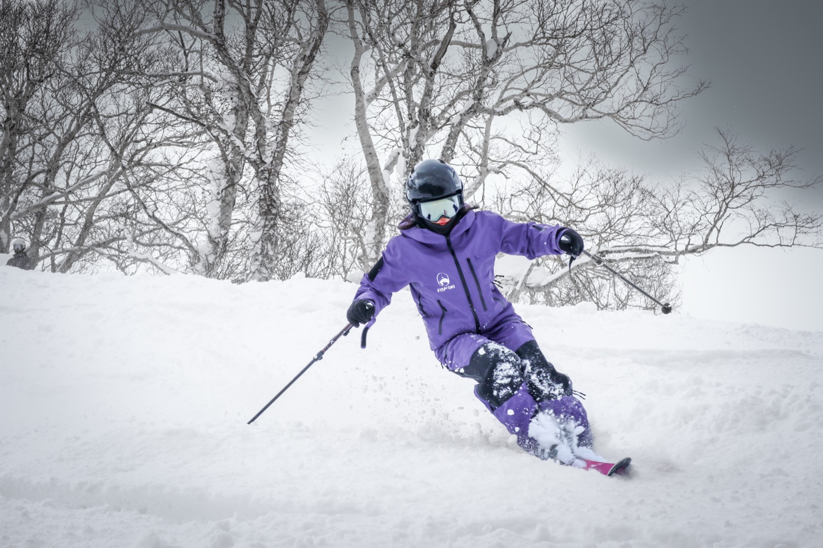 FUYU教練淡季在二世古粉雪中滑行