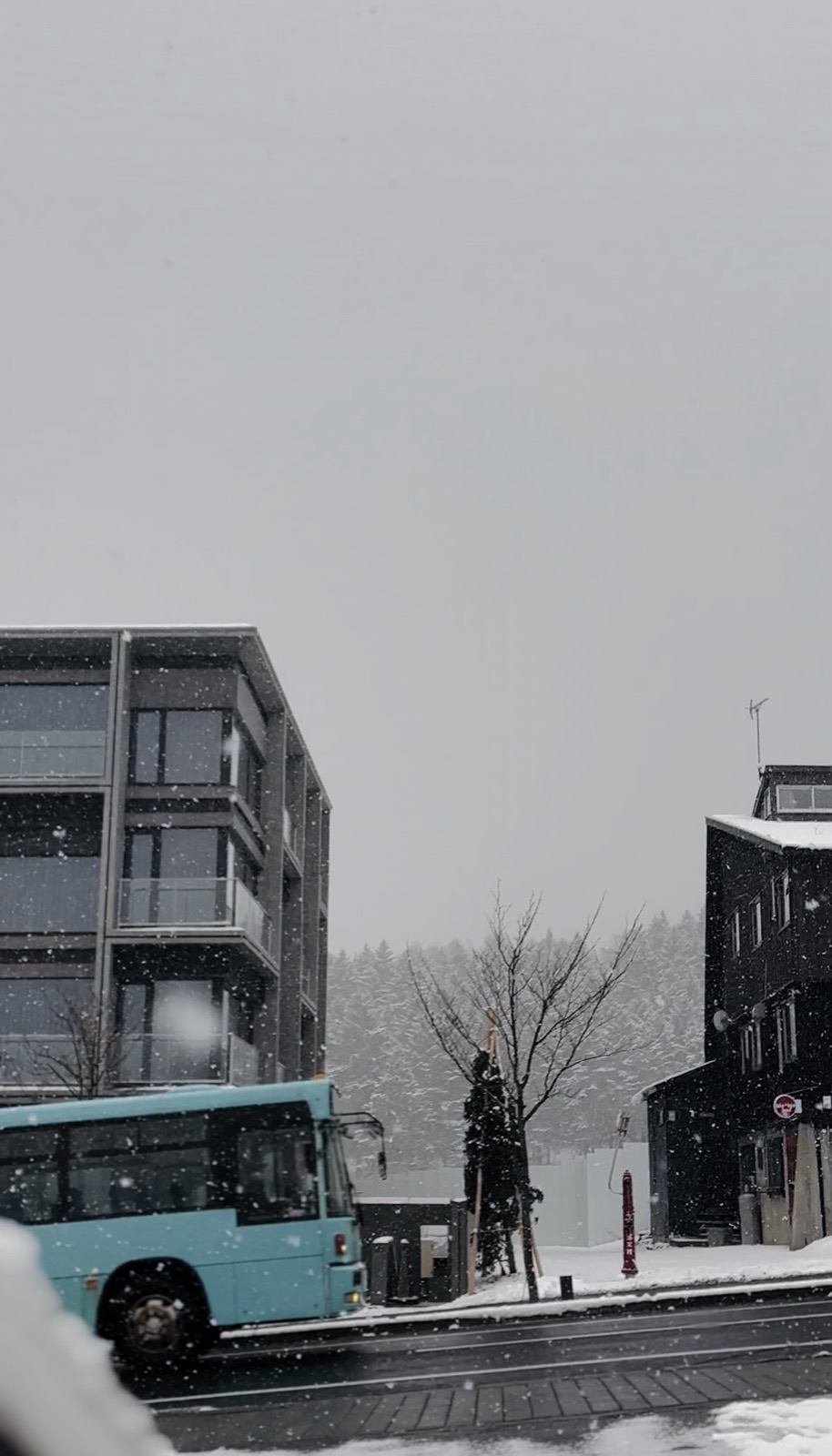 A shuttle bus running through the snow in the Hirafu area