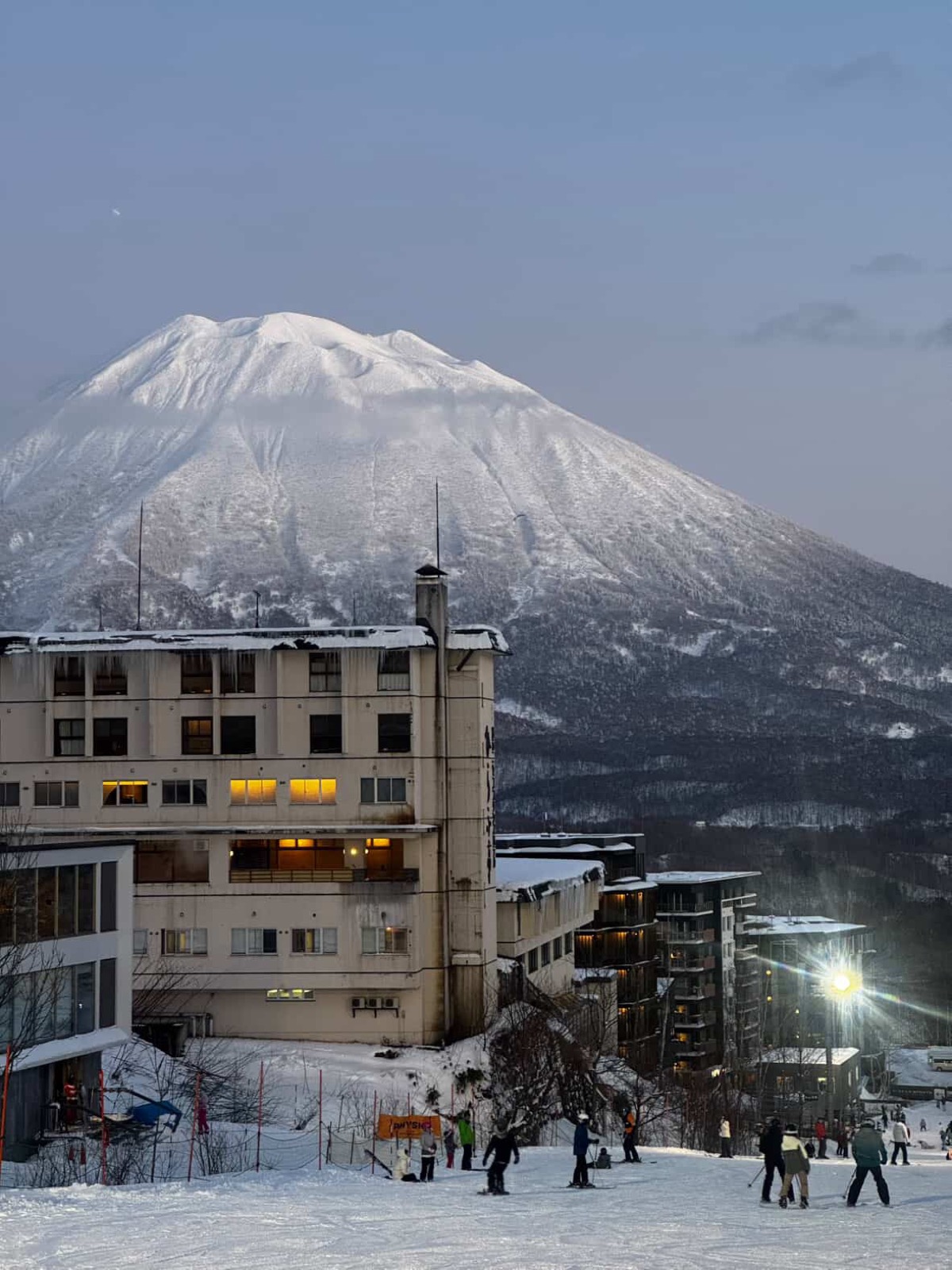 Niseko Hirafu Ski Guide: Trail Highlights, Night Skiing, and Coach-Tested Routes, All in One Place